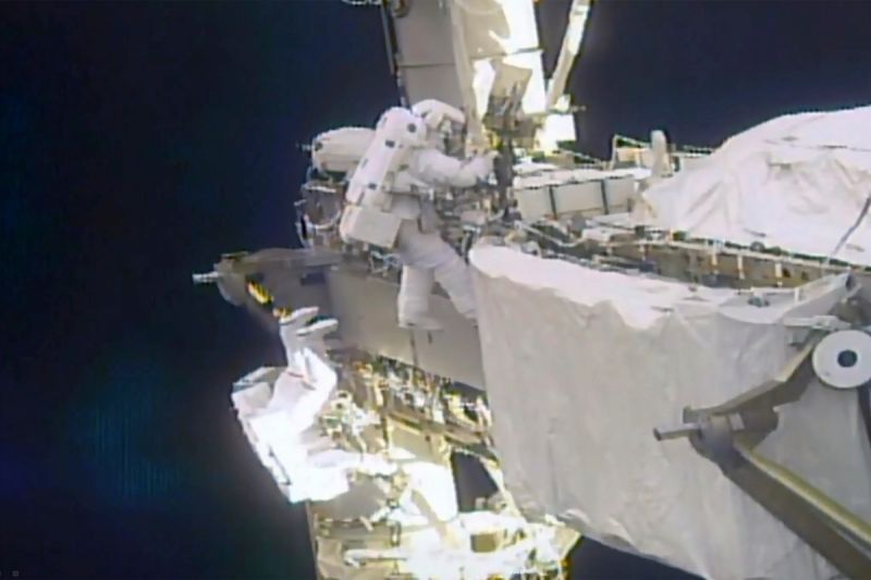 ▲美國國家航空暨太空總署（NASA）今天表示，法籍太空人佩斯凱和美籍太空人金布羅今天完成6小時太空漫步，在國際太空站（ISS）艙外安裝太陽能板，以增加對太空站供電量。（圖／美聯社／達志影像）