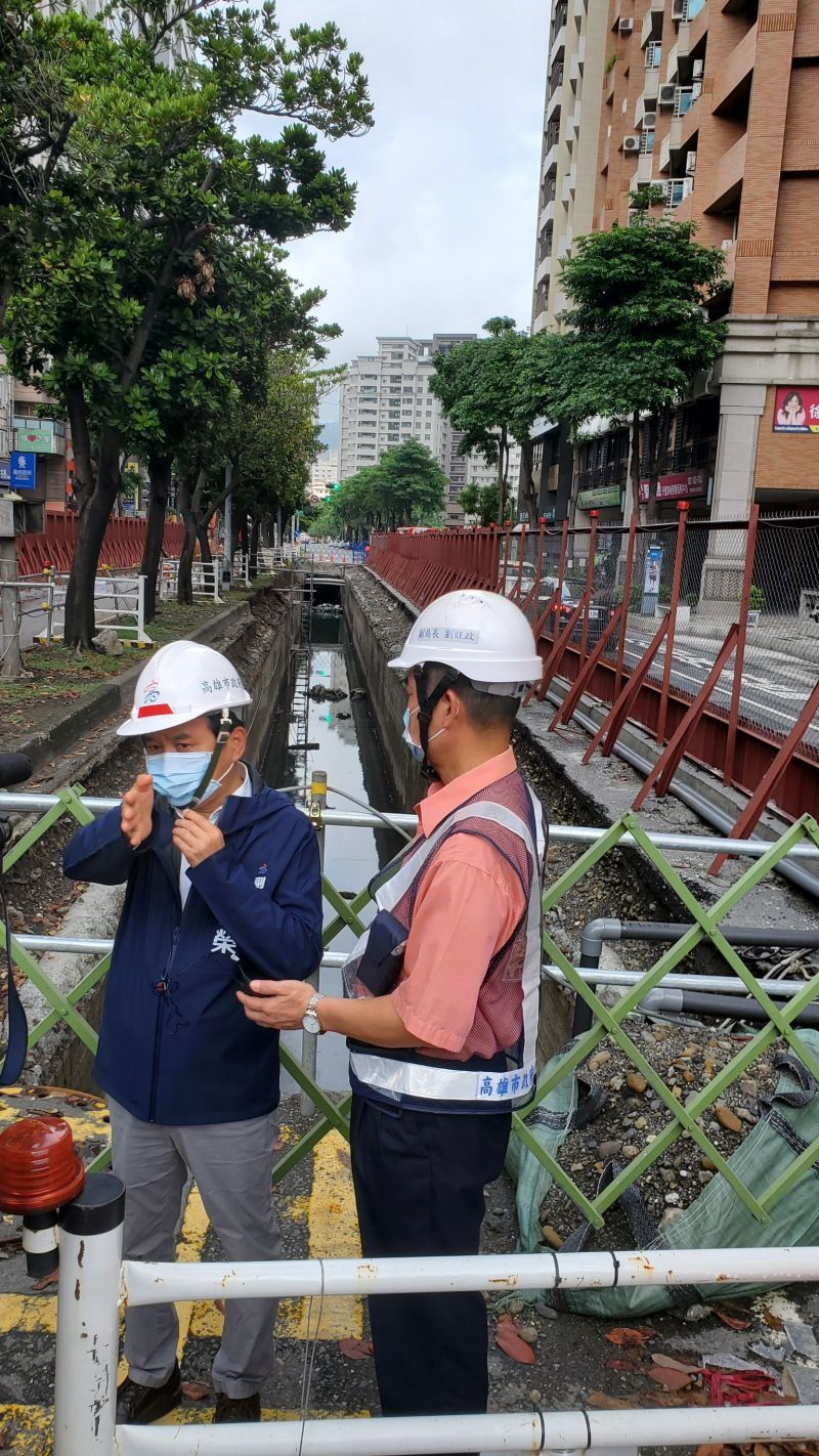 ▲林欽榮要求捷運局確實掌握工程進度，以確保111年底輕軌C20~C24如期完工通車。（圖／高市府捷運局提供）