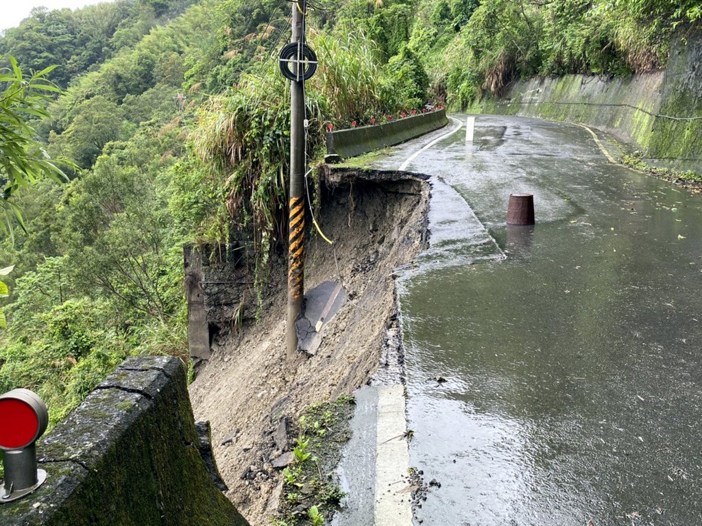 ▲8/1起6邊坡台鐵列車通過將降速。（中央社檔案照）