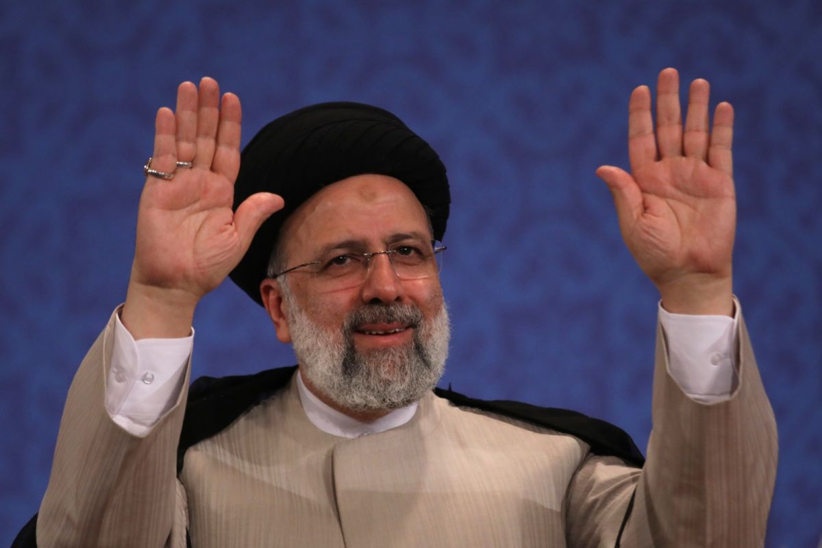 ▲伊朗總統當選人萊希（Ebrahim Raisi）表示不同意為了核子談判而談判，並在核設施附近進行防空演習試射一枚飛彈。（圖／美聯社／達志影像）
