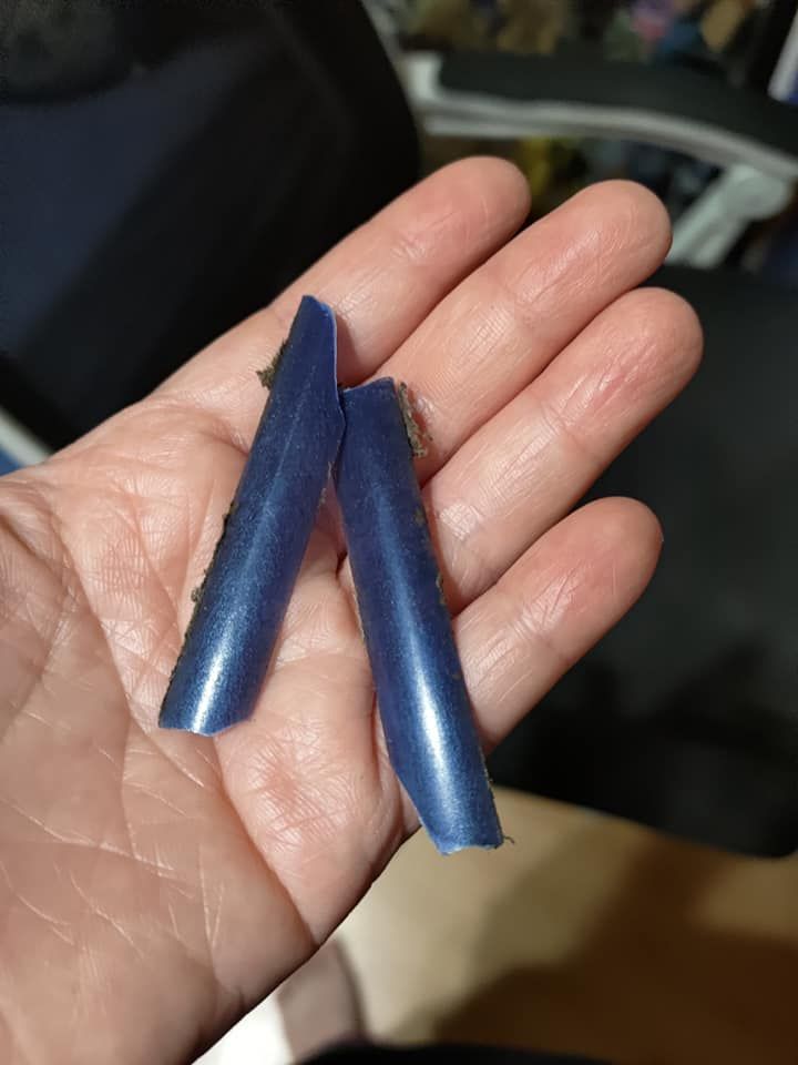 ▲女網友透露,家中冷氣突然噴出「兩塊塑膠片」,之後一樣很涼,只是運轉聲音變超大,讓她困惑地請益網友「我的冷氣撐得過今晚嗎?」對此,內行一看隨即「解答」。(圖/翻攝自臉書社團「爆系知識家」)