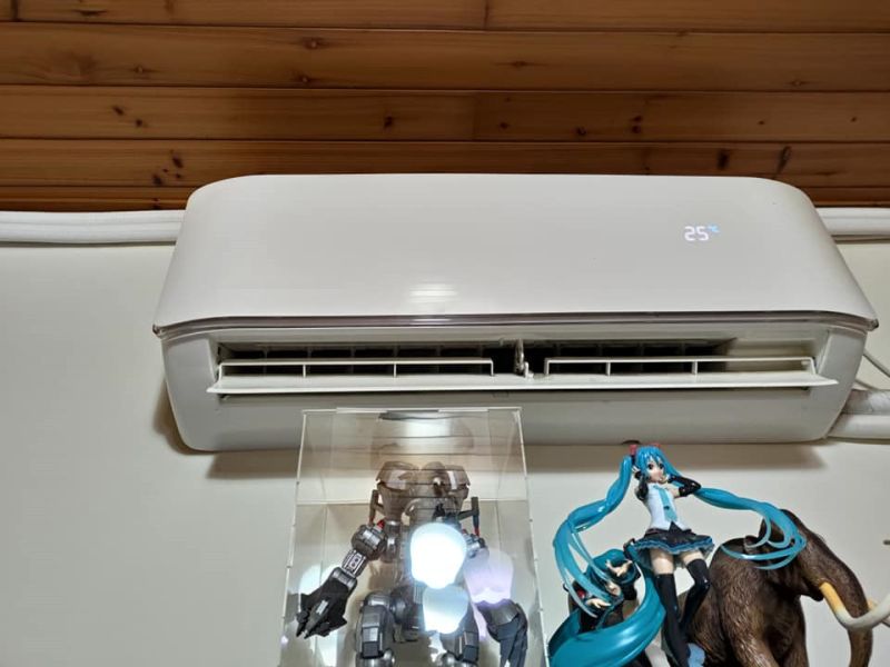 ▲女網友表示,自己稍微把面板掀開拿出濾網,忘了關電源就把手伸入出風口,結果手指被東西打到,之後就噴出「兩塊塑膠片」。(圖/翻攝自臉書社團「爆系知識家」)