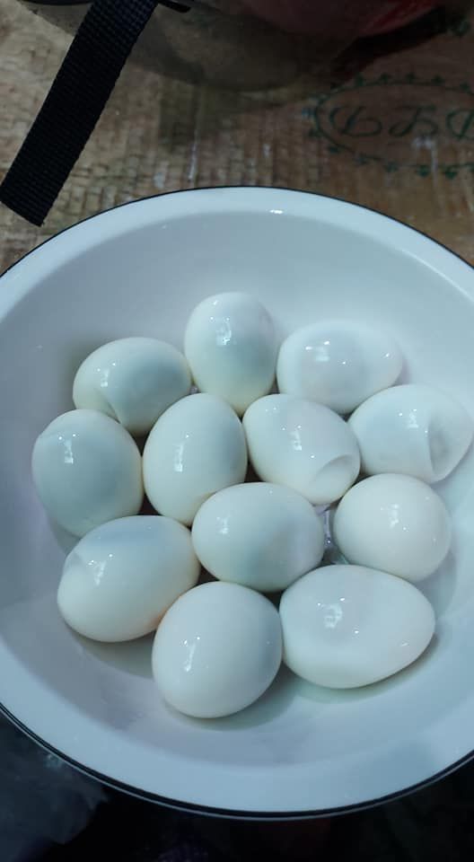 ▲原PO分享「電鍋煮蛋法」，簡單幾個步驟，就可以讓蛋殼好剝又很漂亮。（圖／翻攝自《廚藝公社》）