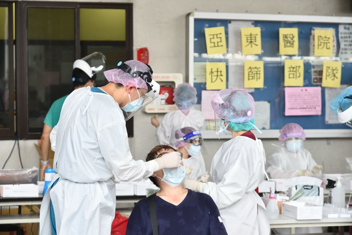 ▲新北市果菜運銷股份有限公司為落實批發市場的防疫，要求相關人員再次篩檢，盼揪出隱形的傳播鏈。（圖／新北市政府提供）