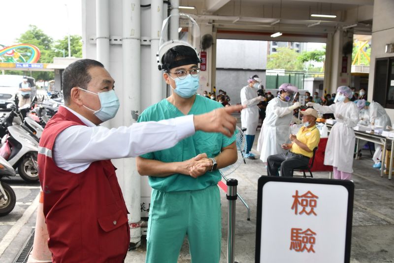 ▲新北市長侯友宜今(22)日前往板橋果菜市場視察機動篩檢隊篩檢的情形。(圖/新北市政府提供)