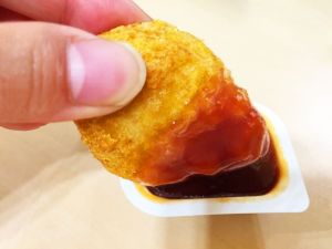 麥克雞塊、糖醋醬 ▲「炸雞塊」怎做才酥脆?答案一面倒吐1神物。(示意圖/翻攝PhotoAC)