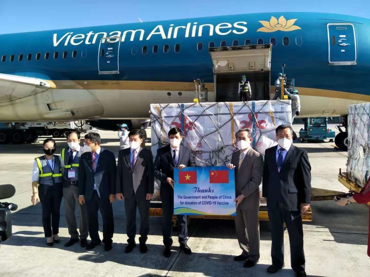 ▲中國贈與越南的50萬劑新冠疫苗於6月20日抵達河內機場，中國駐越南大使與越南衛生部門官員進行交接儀式。（圖／翻攝自中國官媒）