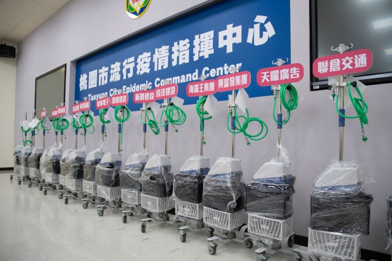 ▲鄭文燦表示,高流量氧氣鼻導管全配系統HFNC對於照顧重症病患的氧氣治療助益良多,除了給醫院更大的支持外,確診者也能擁有較好的診療設備。(圖/桃園市政府提供)