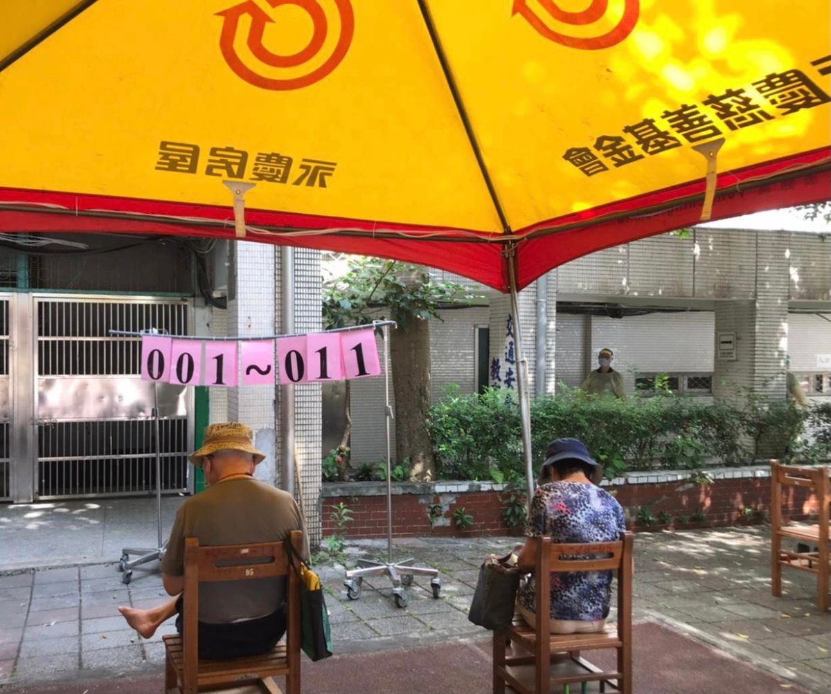 ▲永慶房屋支援各地防疫帳篷需求突破300頂，讓長者不用曬太陽，可以在有遮陽處等待休息，相當貼心!（圖／永慶房屋提供 )