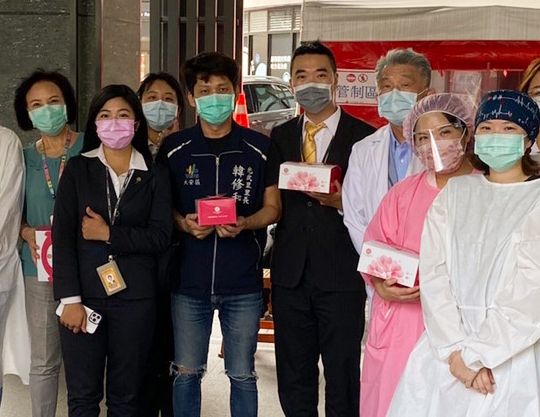 ▲永慶房屋仁愛圓環店準備50個西式餐盒,為醫護人員加油打氣,受到中心診所醫院熱烈接待。
