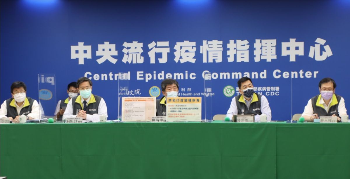▲中央流行疫情指揮中心指揮官陳時中（前排中）今（22）日舉行記者會，說明國內防疫情形。（圖／指揮中心提供）