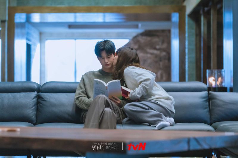 ▲▼朴寶英(上圖左,下圖右)跟徐仁國記憶喚醒,兩人再度在一起。(圖/tvN)