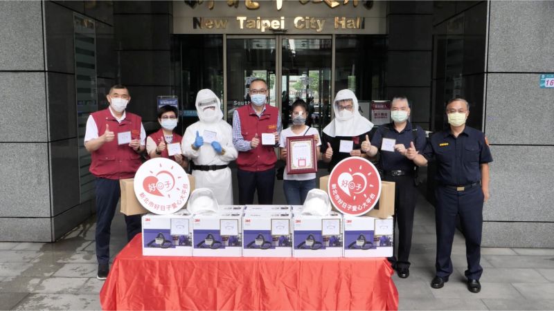 ▲夏于喬(右四)捐贈1台PAPR共襄盛舉。(圖/翻攝安以軒臉書)