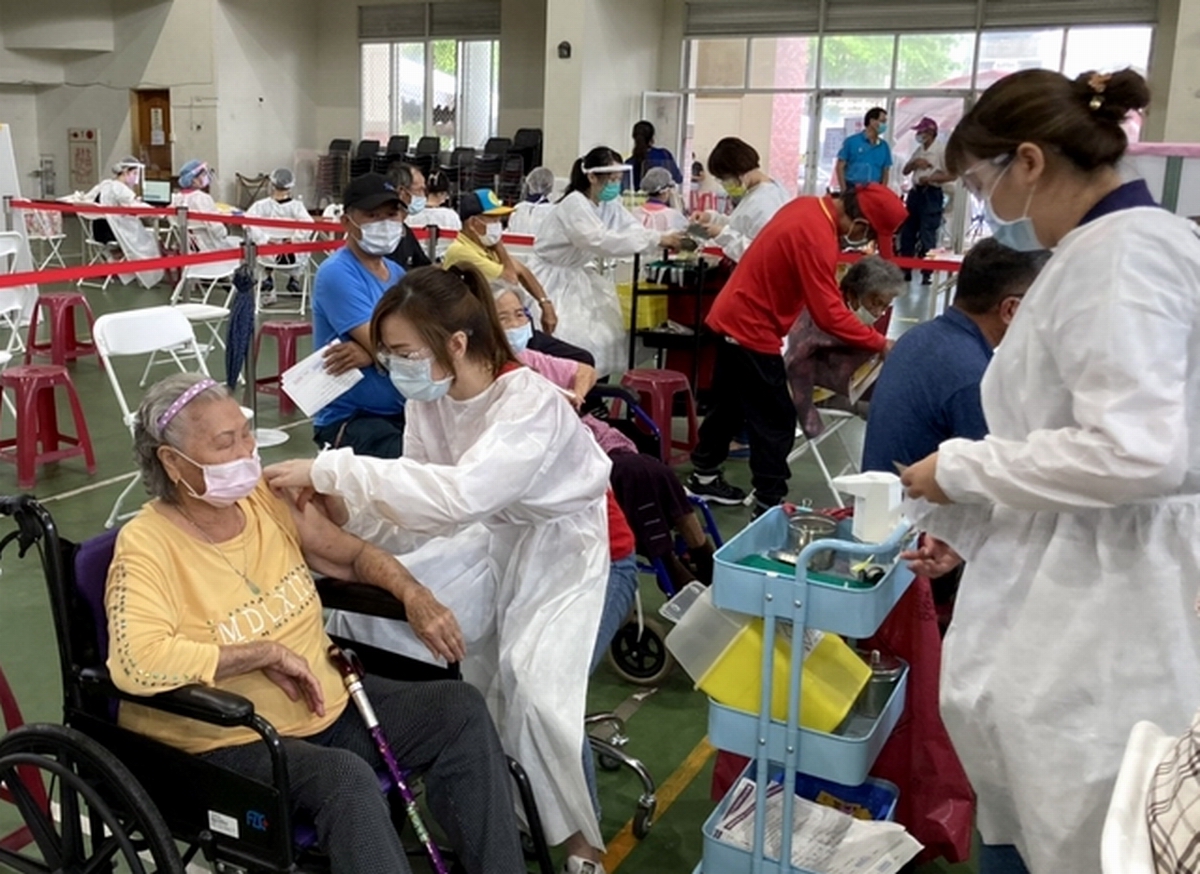 ▲7月1日起，65歲以上長者長者也都可以施打疫苗。（圖／資料照，屏東縣政府提供）