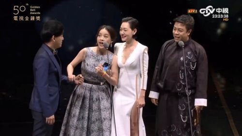 ▲黃子佼(左起)、曾寶儀、小S 2015年在金鐘獎大和解的畫面令人印象深刻。(圖/中視YouTube) ▲黃子佼(左起)、曾寶儀、小S 2015年在金鐘獎大和解的畫面令人印象深刻。(圖/中視YouTube)