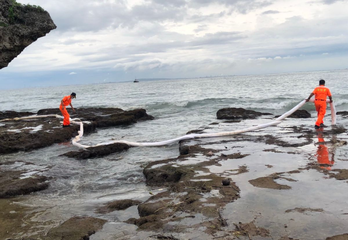 ▲台灣中油公司煉製事業部大林煉油廠高雄港外海2號浮筒發生油污洩漏事件，漂到屏東縣琉球鄉海域，海巡署第五岸巡隊小琉球安檢所人員到現場拉起吸油棉索清理油污。(圖／海洋保育署提供)