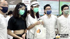 ▲賈永婕的大女兒安安(左二)陪媽媽一起送便當到新光醫院,下個月她就要去美國讀書。(圖/記者陳思誼攝) ▲賈永婕的大女兒安安(左二)陪媽媽一起送便當到新光醫院,下個月她就要去美國讀書。(圖/記者陳思誼攝)