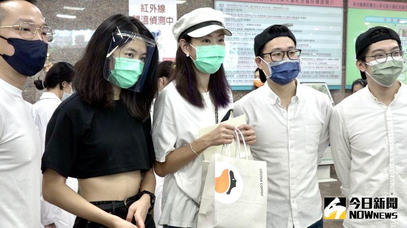 ▲賈永婕的大女兒安安(左二)陪媽媽一起送便當到新光醫院,下個月她就要去美國讀書。(圖/記者陳思誼攝)