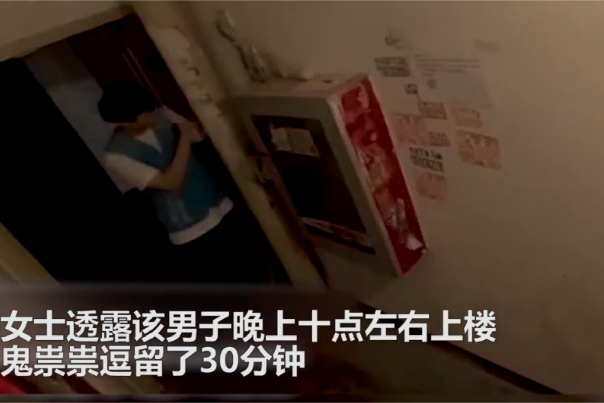 ▲大陸有名女住戶表示，有詭異陌生男子在家門口徘徊，不但手電筒閃燈還學貓叫，讓她相當害怕。（圖／翻攝自《燃新聞》微博 ） 