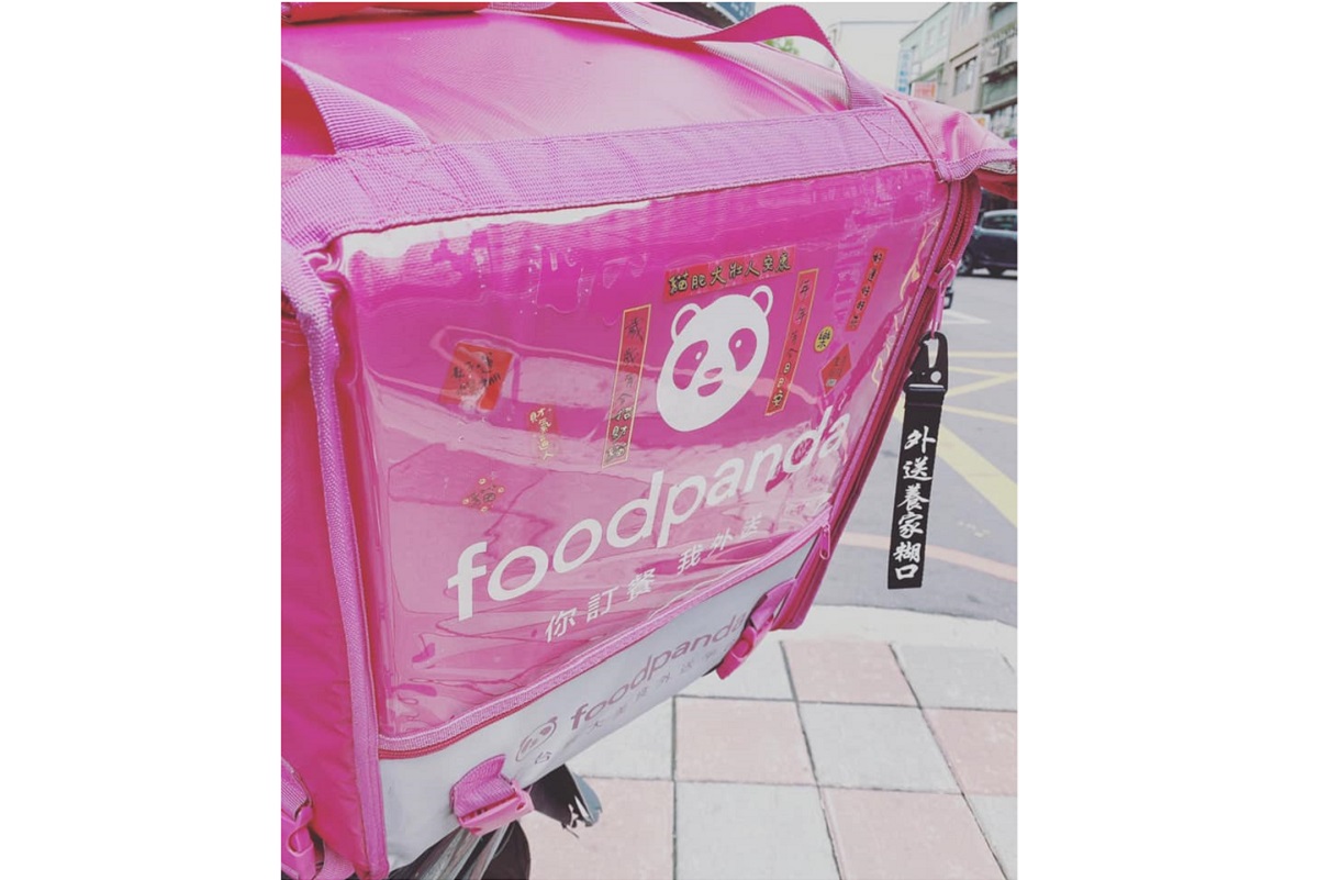 ▲近日有女外送員表示，自己最近接連遇到兩位奇葩客人，不僅開門取餐沒戴口罩，甚至還「全裸」，讓她看後超崩潰，無奈直呼「可不可以麻煩你無接觸取餐」。（圖／翻攝自臉書社團「外送員的奇聞怪事」）