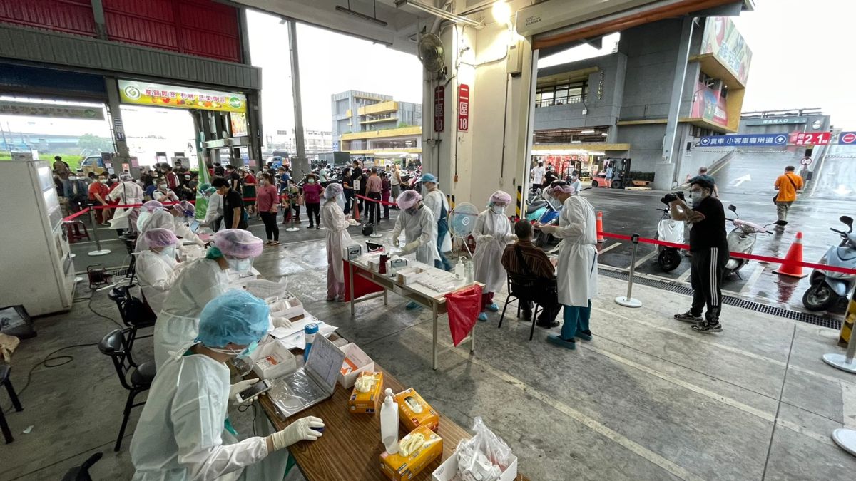 ▲新北市政府調派機動篩檢隊到三重、板橋2處的果菜市場快篩，一天內火速分別完成2182人、1445人共3627人的快篩，結果全數陰性。（圖／新北市政府提供）