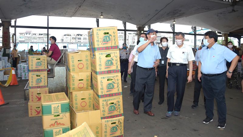 ▲台北市長柯文哲與副市長黃珊珊,23日清晨六時前往北農進行視察。柯文哲也囑咐北農繼續維持防疫,讓批發市場穩定。(圖/台北市政府提供)