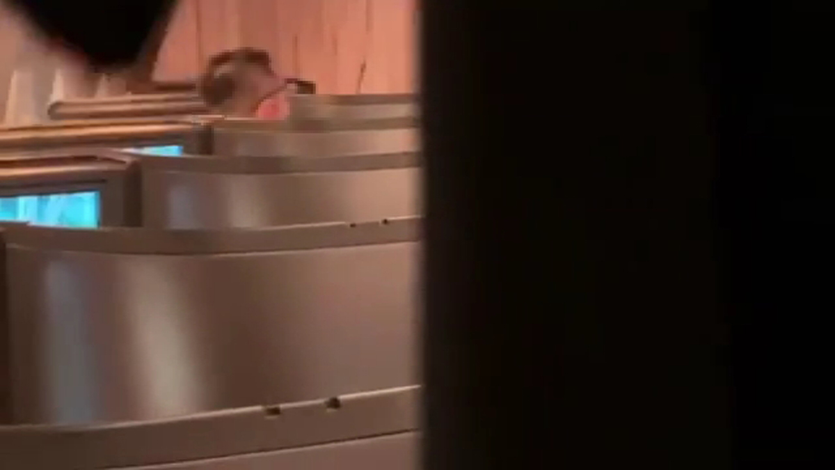 ▲有旅客赴美西登機前才發現自己的座位被換掉，一問之下居然是有人把商務艙第一區整區都包下來了。（圖／記者李春台翻攝）