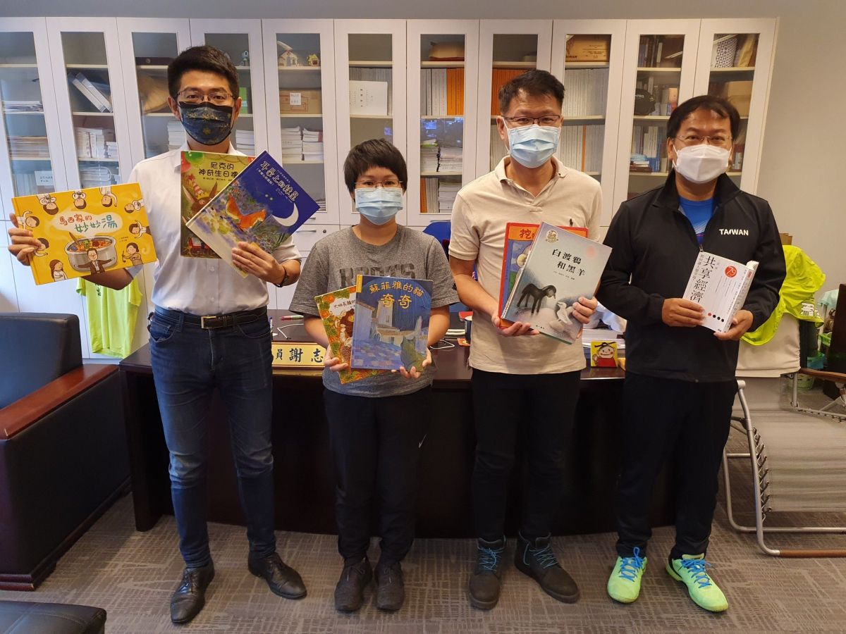 ▲中市府推出「書香便利送2」服務，議員呼籲，增加到圖書館取書以及補貼郵資的方式讓民眾更願意透過網路來借書(圖／王立任服務處提供2021.6.23)