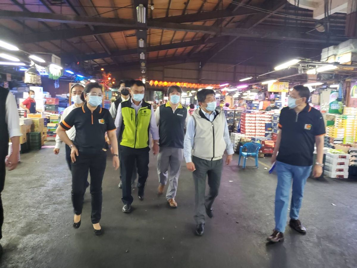 ▲衛福部長陳時中（右二）、農業委員會主委陳吉仲（左二）及醫福會的執行長王必勝（右三），今日清晨在新北果菜總經理江惠貞（左一）的陪同下，視察新北市三重果菜市場的防疫作為。（圖／新北果菜公司提供）