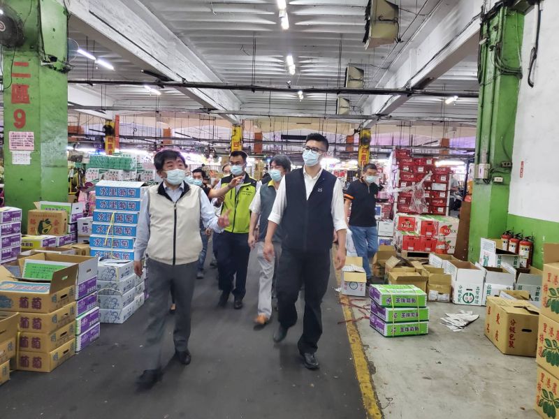 ▲陳時中則對於新北能在有限的空間,一天內完成三重果菜市場2182人、板橋果菜市場1445人的篩檢,效率高到不可思議。(圖/新北果菜公司提供)