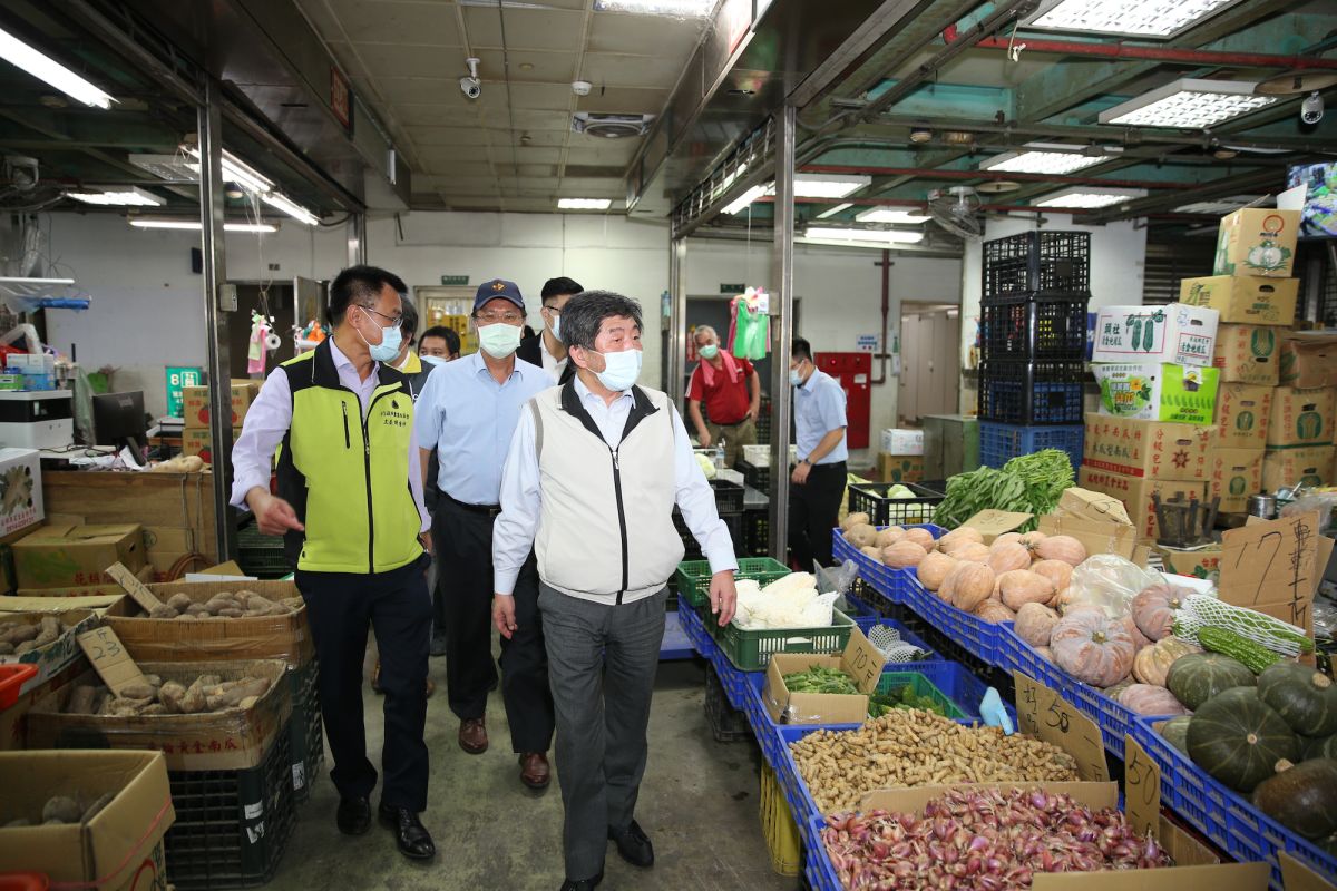 ▲指揮中心指揮官陳時中（前一）昨（23）日視察濱江果菜市場。（圖／指揮中心提供）