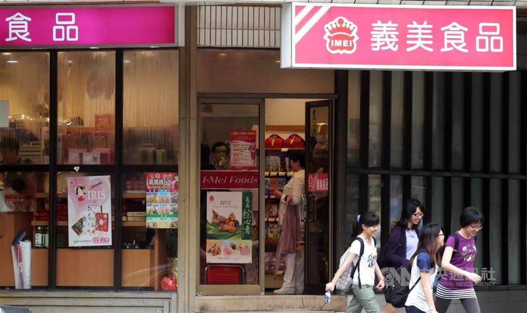 ▲立陶宛宣布捐贈2萬劑AZ疫苗給台灣，義美食品總經理高志明決定將回贈1個20呎貨櫃，共1800箱、2.16萬盒的義美小泡芙給立陶宛，表達台灣民間謝意。（圖/中央社）