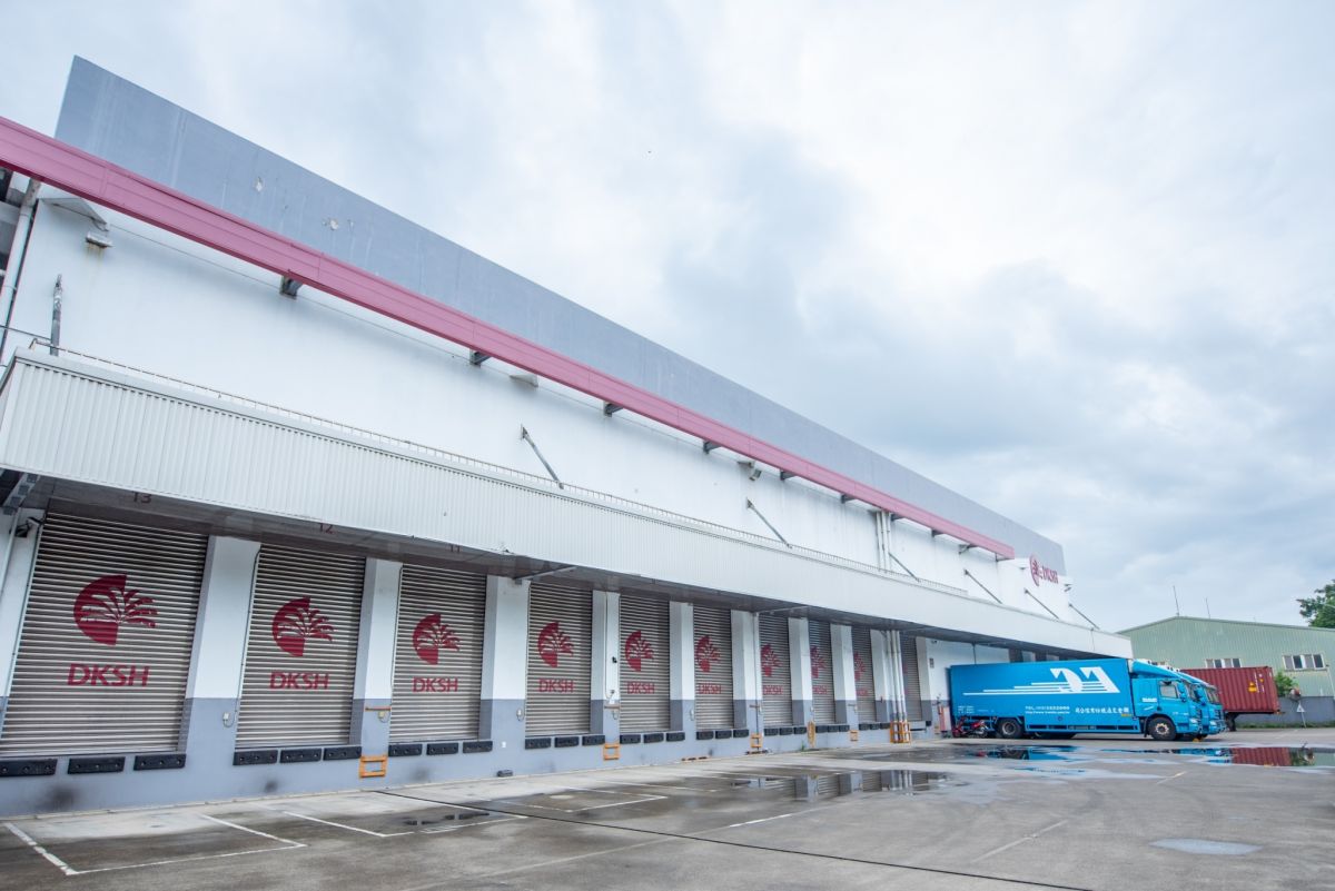 ▲台灣大昌華嘉公司肩負起疫苗儲運的重要任務，以專業的疫苗車隊及冷鏈儲藏中心投入防疫國家隊，確保疫苗品質及供應不受影響。（圖／桃園市政府提供）