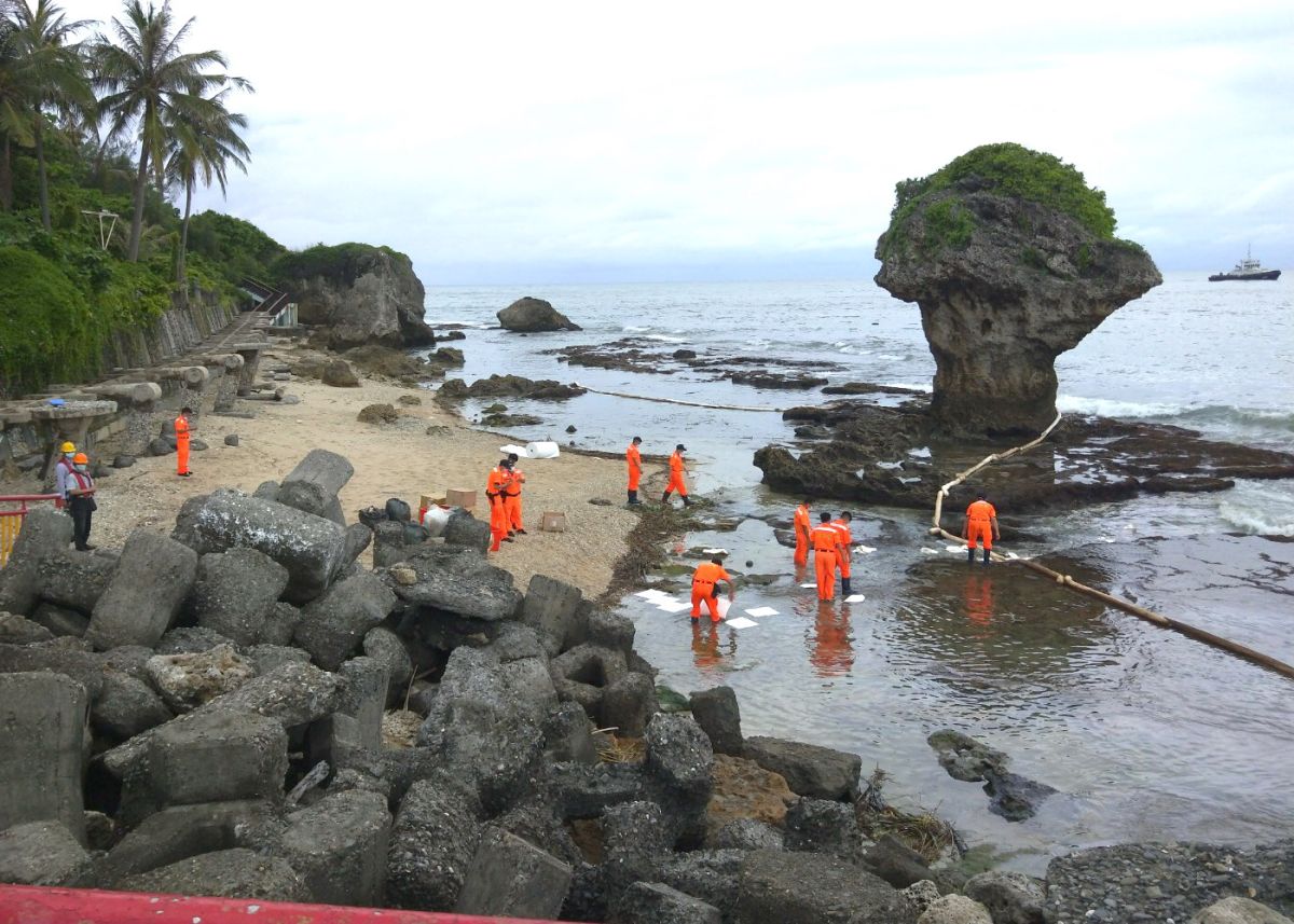 ▲台灣中油公司煉製事業部大林煉油廠高雄港外海2號浮筒發生油污洩漏事件，漂到屏東縣琉球鄉海域，海巡署第五岸巡隊小琉球安檢所人員仍持續到現場拉起吸油棉索清理油污。(圖／海洋保育署提供)