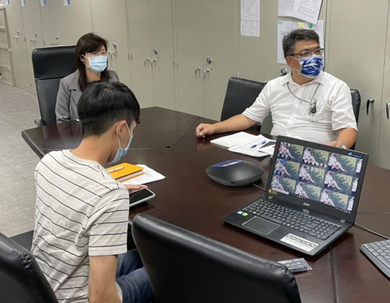 ▲海洋委員會海洋保育署針對台灣中油公司煉製事業部大林煉油廠高雄港外海2號浮筒發生油污洩漏事件,召開視訊會議,由副署長宋欣真(左)主持,以掌握中油公司油污清理進度。(圖/記者黃守作攝,2021.06.23)