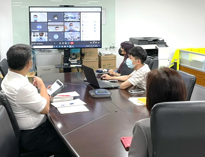 ▲海洋委員會海洋保育署針對台灣中油公司煉製事業部大林煉油廠高雄港外海2號浮筒發生油污洩漏事件,召開視訊會議,以掌握中油公司油污清理進度。(圖/記者黃守作攝,2021.06.23)