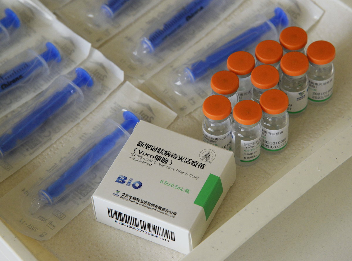 ▲研究顯示中國國產COVID-19滅活疫苗對Omicron變異株失效，預期中方將推出混打疫苗因應。（圖／美聯社／達志影像）