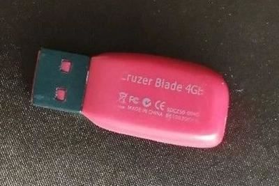 ▲日前在中國大陸，就有一個粉色4G隨身碟被法拍競標，而價格竟然衝破3萬9千人民幣（新台幣10萬），背後的真實原因也曝光。（圖／翻攝微博）