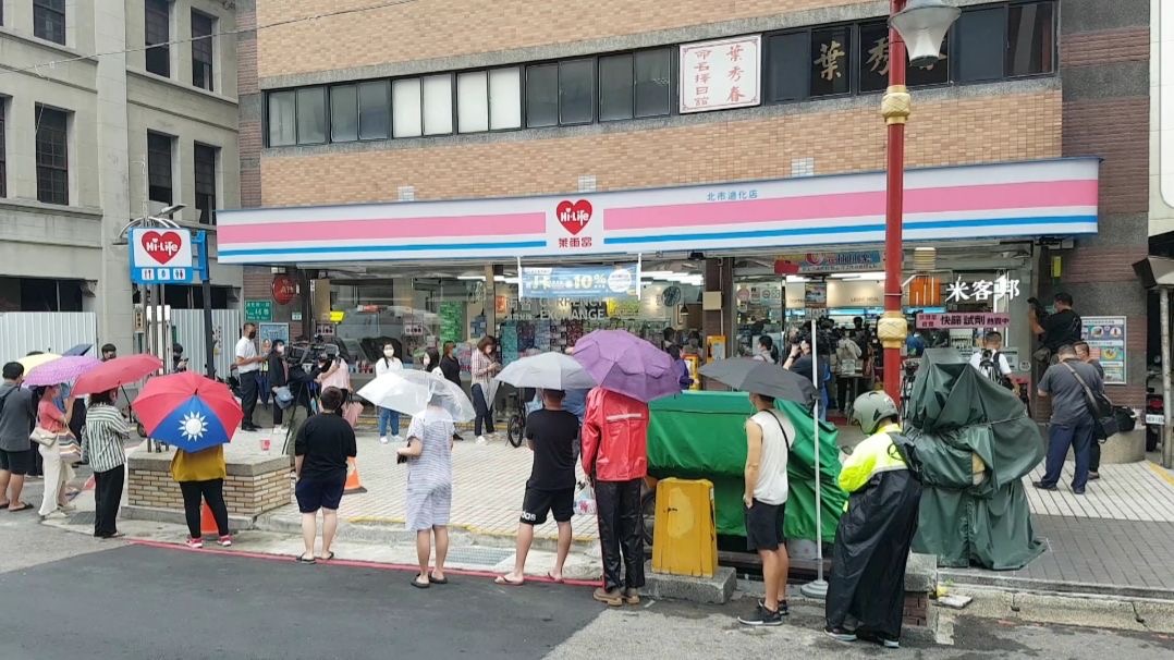 ▲快篩試劑開賣後，民眾搶購，各超商及超市都推出快篩試劑搶市。（圖／萊爾富提供）