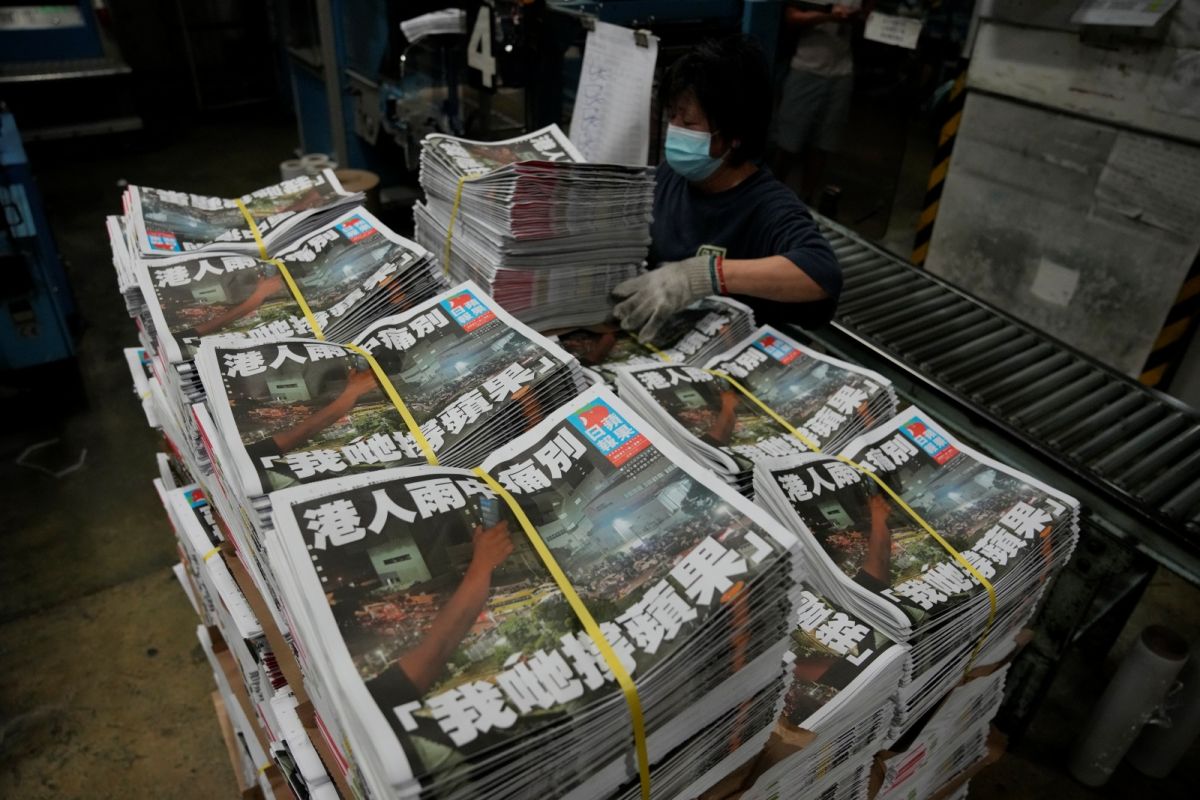 ▲香港《蘋果日報》6月24日停刊，最後一份實體報紙，頭版以「港人雨中痛別 ，我哋撐蘋果」為題。（圖／美聯社／達志影像）