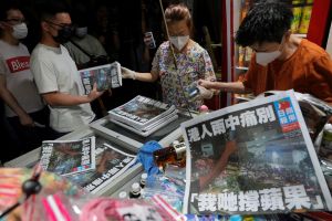 ▲午夜的報攤聚集不少人潮。(圖/美聯社/達志影像) ▲香港蘋果日報24日出版最後一份報紙,午夜的報攤聚集不少人潮。(圖/美聯社/達志影像)