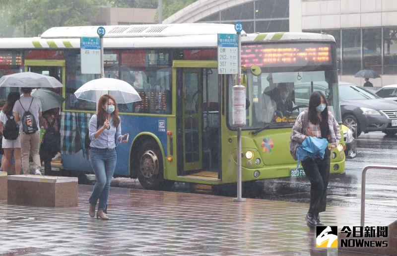 ▲今日水氣偏多，除了東半部地區整日會出現斷斷續續的局部陣雨之外，西半部也有局部短暫陣雨的機會。（示意圖／NOWnews攝影中心）