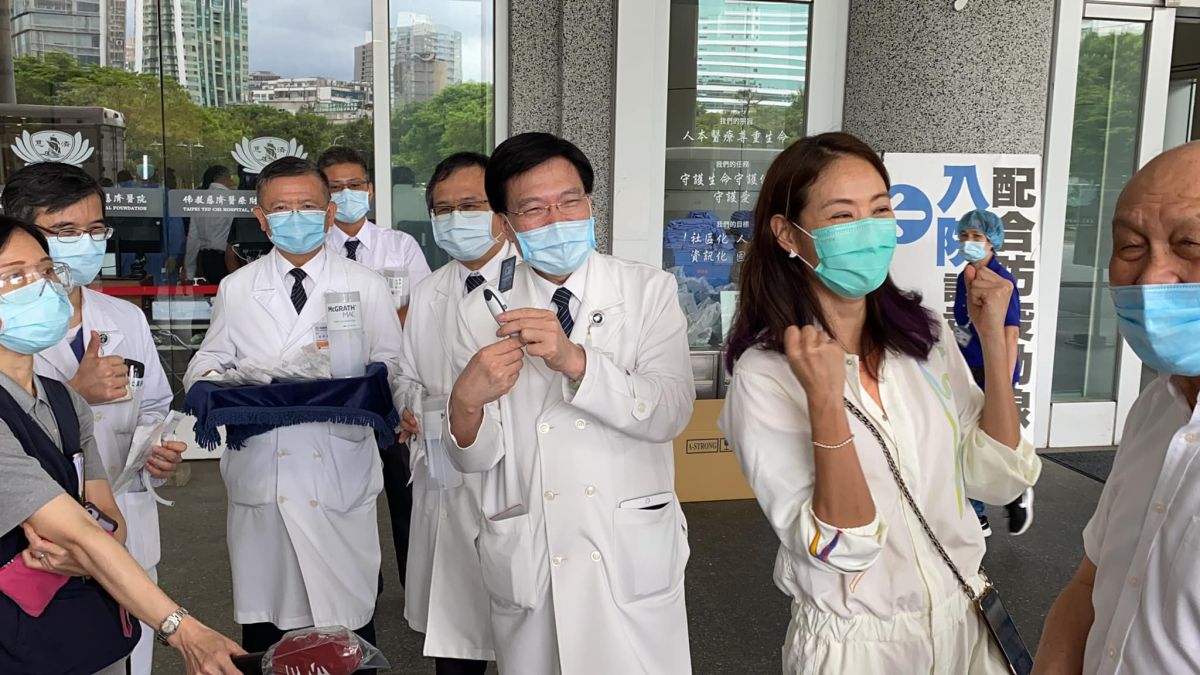 ▲賈永婕（右二）說明捐「插管神器」的原因。（圖／賈永婕臉書）