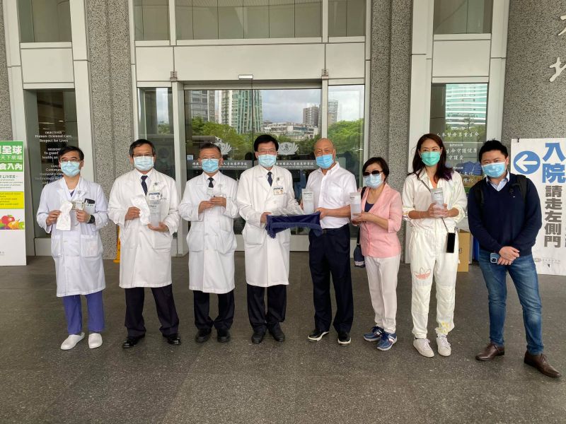 ▲賈永婕(右二)和公公送電子影像喉頭鏡到慈濟醫院。(圖/賈永婕臉書)