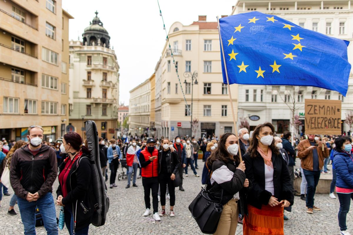 ▲歐洲聯盟執委會主席范德賴恩今天宣布，歐盟7成成人接受第一劑疫苗目標達陣，但因Delta變異病毒株非常危險，呼籲更多人接種疫苗。歐盟示意圖。（圖／美聯社／達志影像）