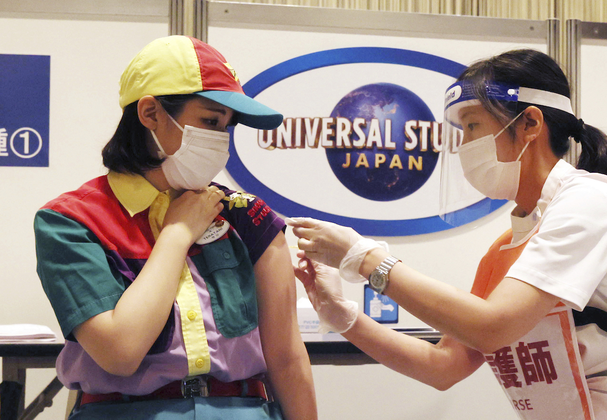 日本政府擔憂傳染力強的新冠變異株擴散，以及疫苗帶來的免疫能力隨時間經過而降低，厚生勞動省正研議2022年為民眾接種第3劑疫苗。（圖／美聯社／達志影像）