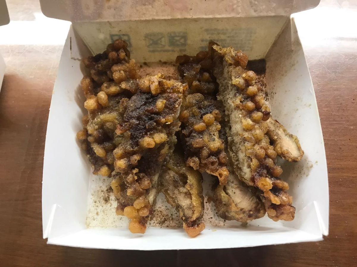 ▲一名網友透過外送點了炸豬排，但打開後卻發現上頭長滿了雞皮疙瘩。對此，就有老饕解釋原因。（圖／翻攝爆廢公社公開版臉書）