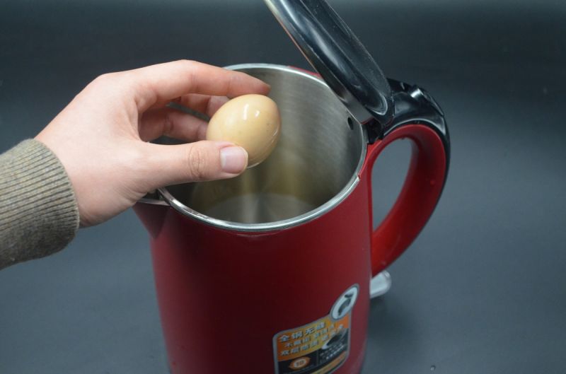 水煮蛋還在用瓦斯？行家曝「熱水壺快煮法」：嫩滑不破裂
