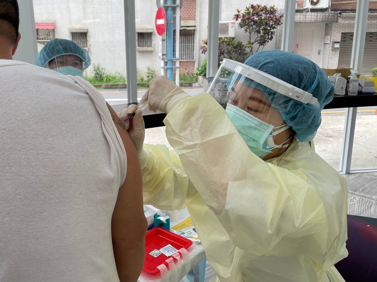 ▲亞東醫院醫護人員於今日上午的10點半，也專程到安心旅館為街友施打疫苗。（圖／新北市政府社會局提供）