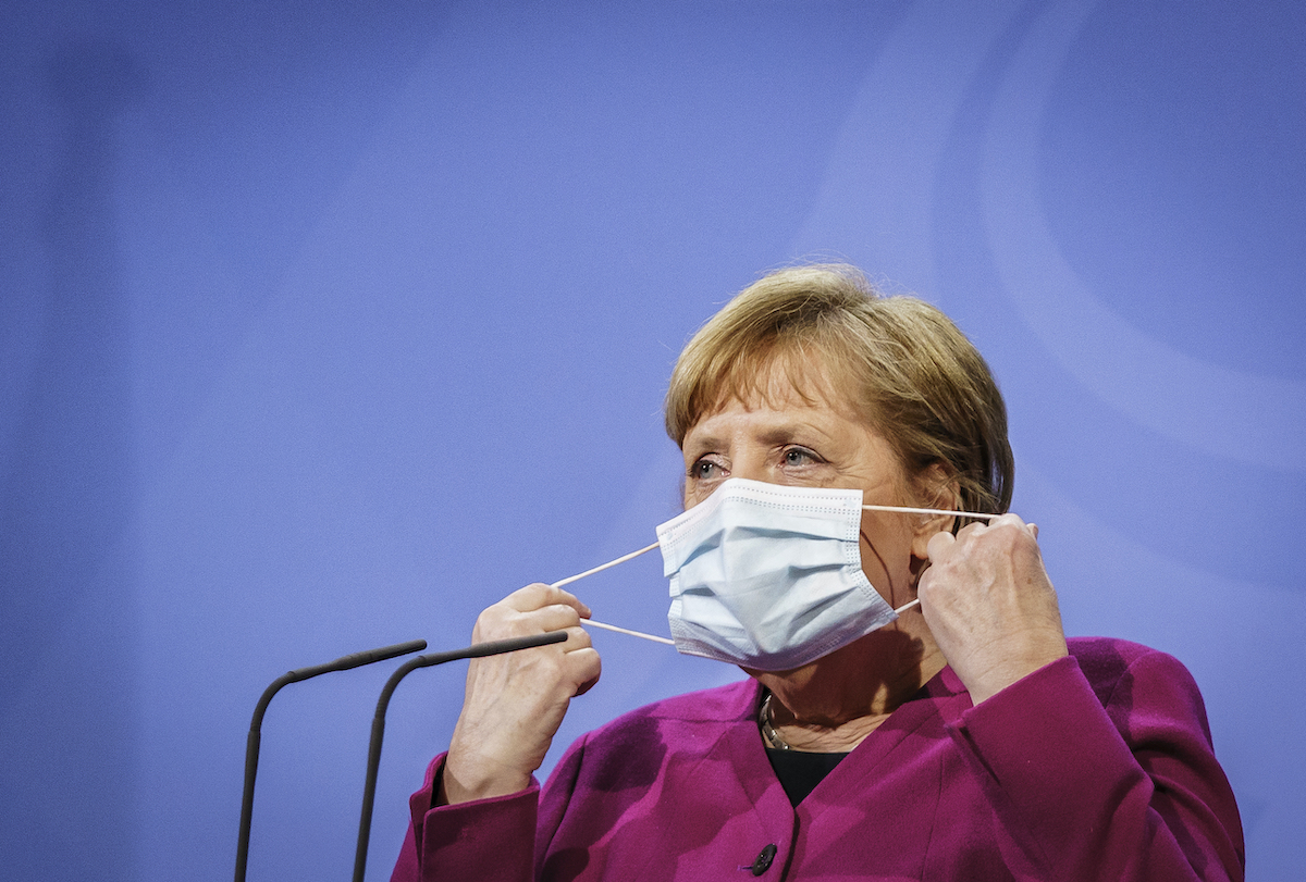 ▲今年66歲的德國總理梅克爾4月16日接種第一劑AZ疫苗，並在近期接種莫德納（Moderna）疫苗。（圖／美聯社／達志影像）